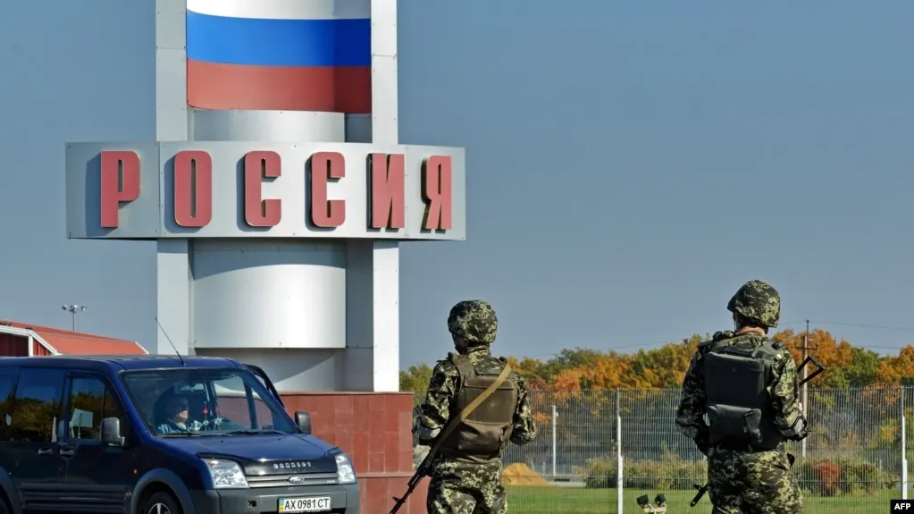 Министерство внутренних дел подготовило поправки, которые позволят не выдавать по запросам иностранных государств людей, получивших в России любой вид убежища, включая политическое. Новые нормы могут затронуть обвиняемых за рубежом в кибератаках, шпионаже и иных преступлениях, если им предоставлена защита на территории РФ.