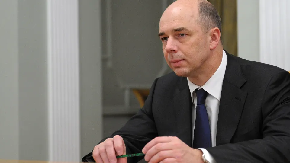 Глава ведомства заявил, что нейросети помогают оптимизировать распределение средств и выявлять неплательщиков, но решения остаются за людьми; это происходит на фоне рекордного дефицита бюджетов.