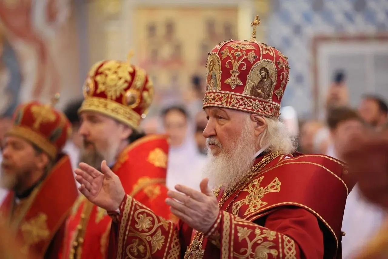 Патриарх пропустил закладку крупного храма в микрорайоне Юбилейный Краснодара; вместо этого он посетил другие объекты. Местные жители выступают против стройки в зелёной прибрежной зоне, протесты длятся с сентября 2024 года.