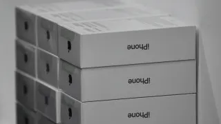 У крупных продавцов в России скопились избыточные запасы дорогих смартфонов Apple и Samsung. На фоне снижения покупательной способности и слабого спроса ретейлеры вынуждены заметно снижать цены, чтобы распродать технику и освободить склады.