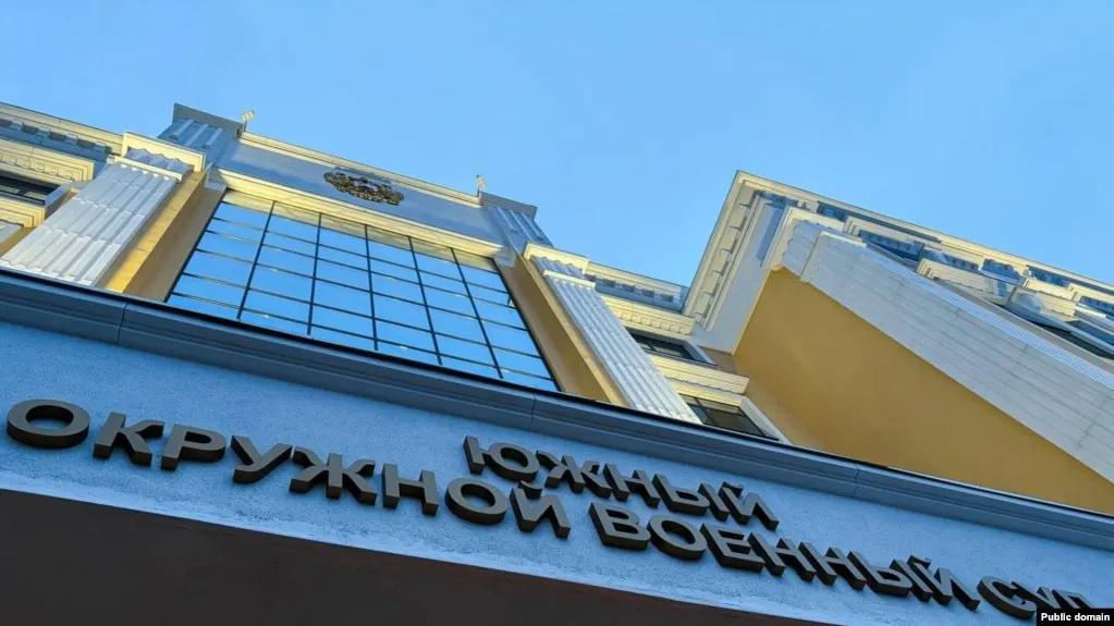 Южный окружной военный суд назначил трём молодым людям из Ростова-на-Дону сроки от восьми до десяти лет строгого режима по делу о подготовке поджога военкоматов. Их обвинили в покушении на теракт и диверсию на фоне ужесточения законодательства о подобных преступлениях после начала войны в Украине.