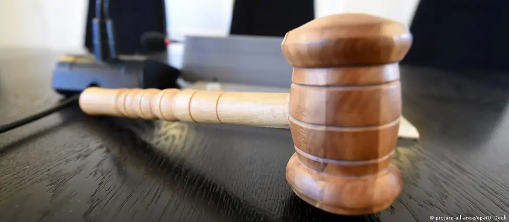 Советский районный суд Воронежа приговорил 24‑летнего Романа Мальцева к году исправительных работ по статье о демонстрации запрещённой символики. Обвинение опиралось на рапорт сотрудника Центра «Э». Ранее Верховный суд признал «международное движение сатанизма» экстремистским.