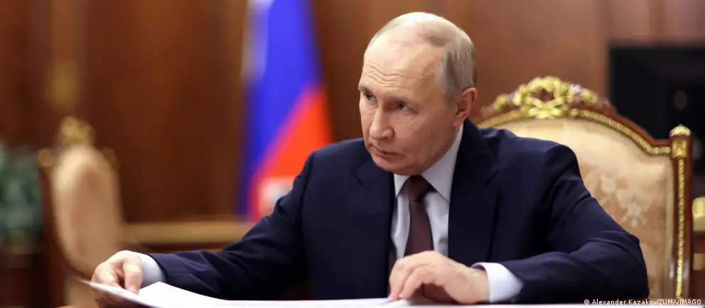 Президент России подписал закон, который освобождает власти от контроля за сделками чиновников и их супругов, совершенными до назначения на госдолжность, и переводит декларирование доходов на семейный принцип.