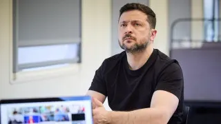Президент Украины Владимир Зеленский заявил, что усиление блокировок интернета и ограничений доступа к мессенджерам в России связано с подготовкой к всеобщей мобилизации и возможному новому наступлению на Украину.