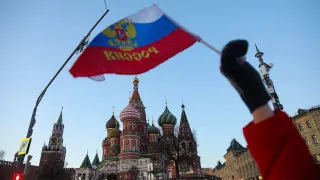 Объём просроченных долгов российских компаний перед поставщиками и контрагентами вырос до рекордных 8,2 трлн рублей, что соответствует 3,8% ВВП. Экономисты связывают резкий рост неплатежей с повышением налогов и сокращением бюджетных расходов.
