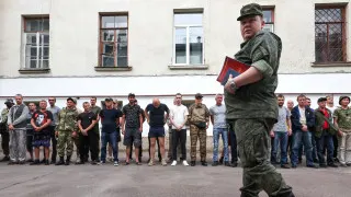 Минобороны разработало поправки, позволяющие проверять военнослужащих на состояние опьянения прямо в части с помощью экспресс-тестов, без обязательной доставки в медучреждение. Инициатива связана с трудностями проведения освидетельствования в зоне боевых действий и сообщениями о наборе на службу людей с алкогольной зависимостью.
