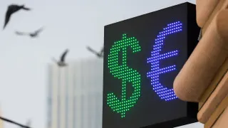 Центробанк установил самый низкий с февраля 2023 года курс доллара — 74,59 рубля. Укреплению рубля способствуют высокие цены на нефть и рост экспортной выручки, а также приостановка бюджетного правила.