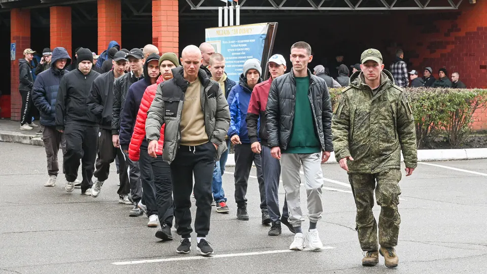 Молодому человеку, внесённому в электронный реестр воинского учёта и получившему повестку, запретили выезд из Беларуси: попытки уехать через сухопутную границу и на рейсы были заблокированы. Правозащитники советуют как можно раньше обжаловать такие запреты и при необходимости идти в суд.