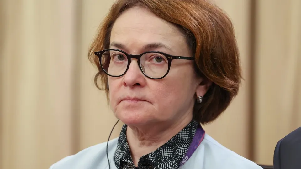 В начале 2026 года экономика России замедлилась: ВВП ушёл в минус, промышленность балансировала на грани рецессии, а ЦБ объяснил спад сочетанием неблагоприятной погоды, налоговых изменений и снижения потребительского спроса.