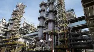 Сызранский нефтеперерабатывающий завод временно приостановил переработку нефти из-за повреждения оборудования в результате атаки БПЛА; власти ужесточают контроль за работой НПЗ на фоне риска дефицита бензина.