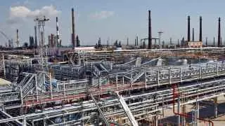 После серии атак беспилотников приостановлена переработка нефти на Туапсинском и Новокуйбышевском НПЗ, а также существенно ограничена работа нескольких других крупных российских заводов.