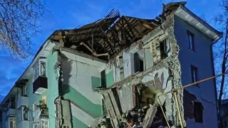 В Сызрани украинский беспилотник попал в жилую многоэтажку, частично обрушив подъезд. Из-под завалов спасены люди, еще один дом загорелся после удара другого дрона. Ночью системы ПВО сообщили о перехвате более 150 беспилотников над рядом российских регионов, часть аэропортов временно ограничивали работу.