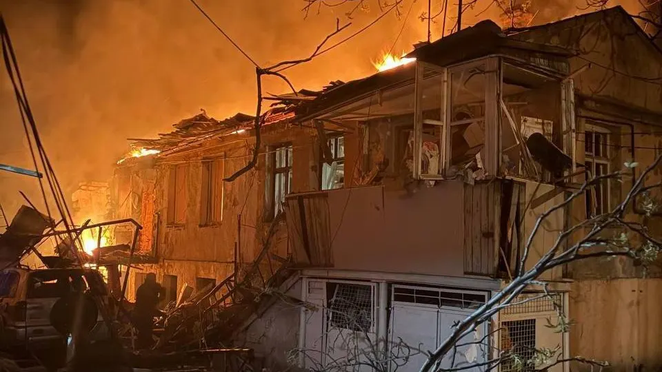 Российские беспилотники в ночь на 24 апреля нанесли массовый удар по Одессе: повреждены два жилых дома, погибли два человека, 15 ранены. Это звено в серии недавних атак дронами по украинским городам, включая Днепр, Сумы, Киев и Харьков.