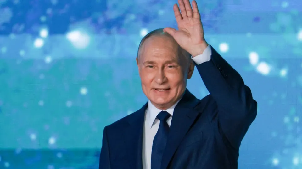 Президент Владимир Путин объяснил перебои мобильного интернета антитеррористическими мерами и поручил гарантировать доступ к Госуслугам, платежным системам и онлайн-записи к врачу даже во время ограничений связи.