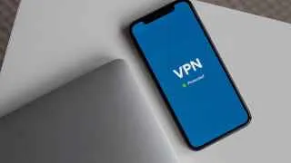 Игроки рынка VPN предупреждают: в ближайшее время оплата таких сервисов с российских банковских карт может быть массово заблокирована, а зачистка серверов усилится из‑за новых требований к хостинг-провайдерам.