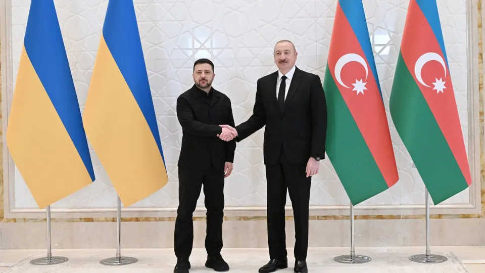Ильхам Алиев заявил о поддержке территориальной целостности Украины и объявил о перспективах военно-технического сотрудничества и совместного производства вооружений с Киевом. Владимир Зеленский сообщил о подписании шести двусторонних документов и выразил готовность к трехсторонним переговорам о мире с участием США, России и при посредничестве Азербайджана.