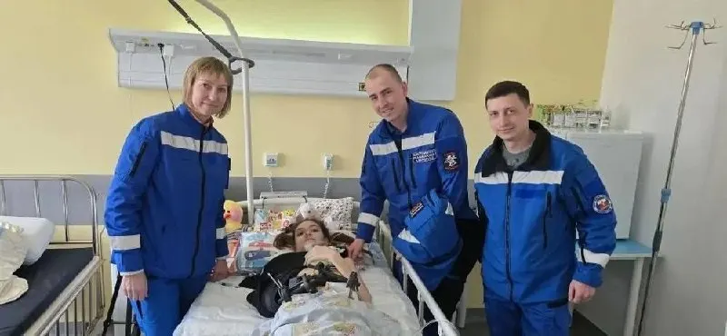 13-летняя пациентка получила множественные травмы и остановку сердца; бригада экстренной помощи восстановила сердечную деятельность, сейчас ребенок проходит послеоперационное восстановление.