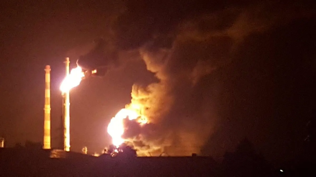 После ночных атак беспилотников на НПЗ NORSI в Нижегородской области была остановлена ключевая установка переработки — это привело к резкому снижению мощностей завода. По региону также зафиксированы другие повреждения и жертвы, часть НПЗ в центральной России сократили производство.