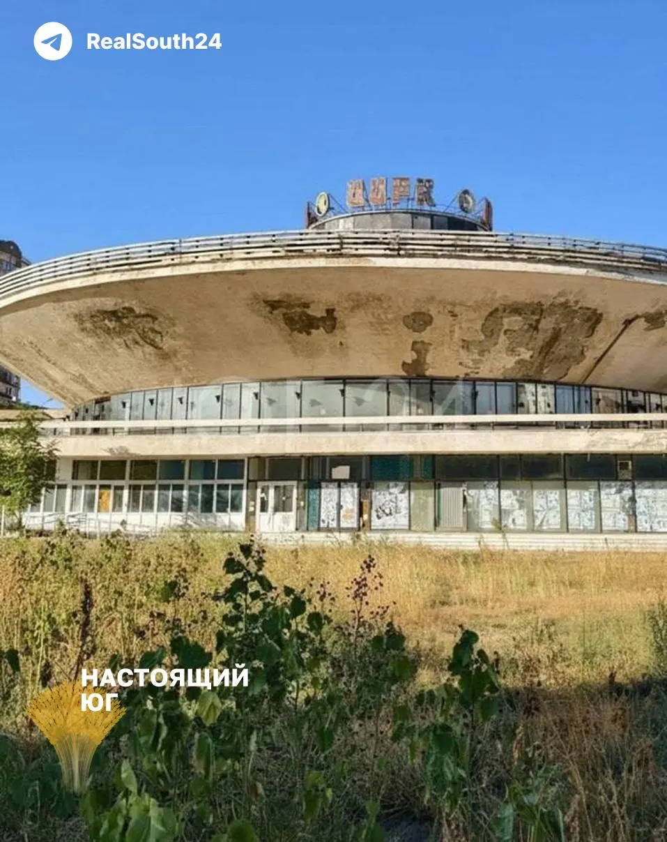 Проект цирка, переданный краю в 2014 году, застрял: сроки сорваны, подрядчик уволен, а смета увеличилась с 1 млрд до 4,2 млрд рублей.