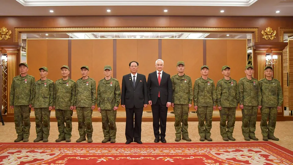 Фотографии из экспозиции военного музея в Пхеньяне указывают, что в декабре 2025 года вручили награды северокорейским военнослужащим, участвовавшим в операциях в Курской области. Официальных сообщений в России не было.