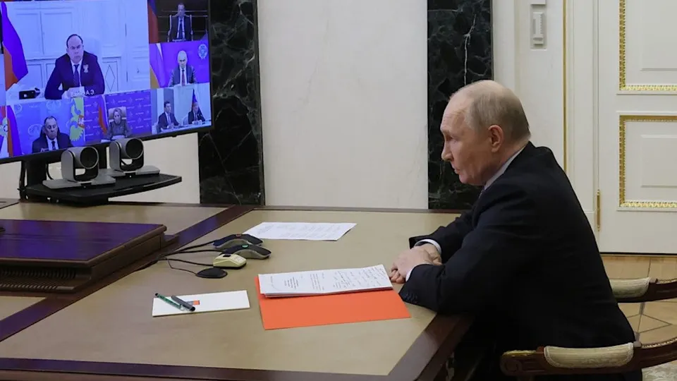 Удар по крупному диспетчерскому центру в Ростове-на-Дону привёл к ограничению рейсов в южных регионах: закрывались аэропорты, вводились NOTAM и снижалась пропускная способность. Полное восстановление системы, по оценке властей, займёт до трёх дней.