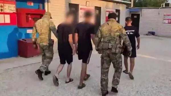 По версии следствия, в мае группа подростков совершила серию поджогов на объектах железнодорожной инфраструктуры по указанию неизвестного; часть выплат шла в криптовалюте. Все обвиняемые находятся под стражей.