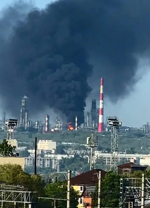 Ночью беспилотники атаковали Сызрань и районы Белгородской области. В Сызрани подтверждены две погибших и сообщения о пожаре на нефтеперерабатывающем заводе; в Белгородской области пострадали три человека. Минобороны сообщает о перехвате 121 дрона.