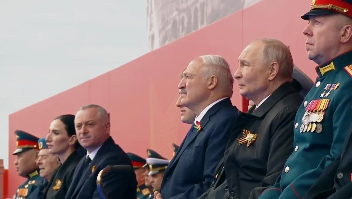Во время московского парада президент назвал День Победы «священным», подчеркнул заслуги советского народа и отметил, что подвиг предков вдохновляет современных воинов. На трибуне рядом с ним впервые разместили участника «СВО» наряду с ветераном Великой Отечественной войны.