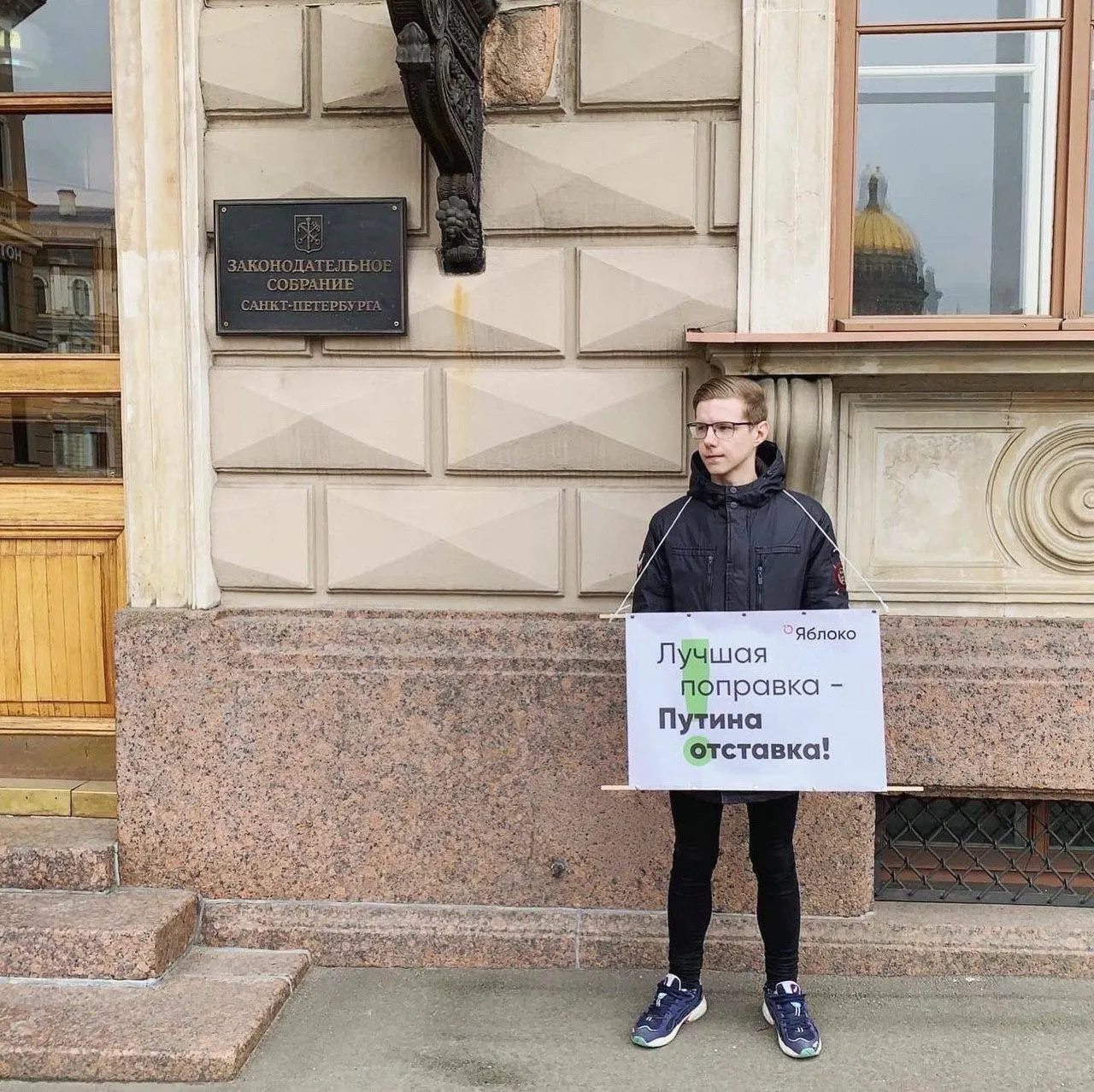 Журналиста объявили в федеральный розыск. Ранее он был внесён в реестр «иностранных агентов» и получил несколько административных штрафов; возможное уголовное преследование связано с его профессиональной деятельностью, подробностей пока нет.