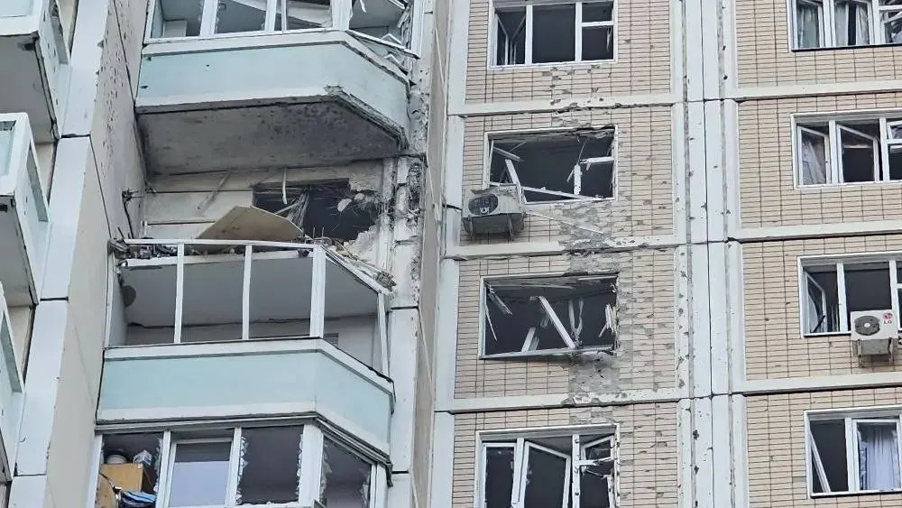 Системы ПВО зафиксировали массовую атаку БПЛА: по данным военных, за ночь сбито 556 дронов. В столице и Подмосковье есть разрушения и погибшие, закрывались аэропорты.
