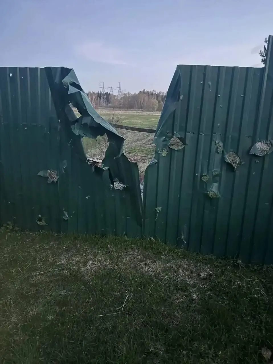 В Московской области в деревне Чернево погиб 77‑летний мужчина. В ряде регионов — от Подмосковья до Ленобласти и Приморска — отражали атаки беспилотников; сообщают о сотнях сбитых БПЛА и локальных последствиях для транспорта и связи.