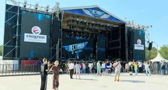 Фестиваль, который планировали провести 29–31 мая на улице Обрывной, отменили из‑за возросшего уровня угрозы и регулярных атак беспилотников; билеты можно вернуть по месту покупки.