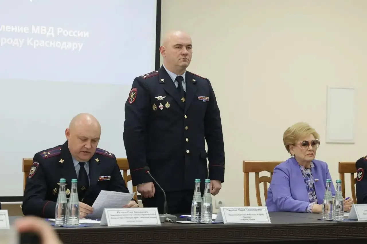 Руководство полицией Краснодара принял Андрей Платонов. Ранее он возглавлял ОМВД по Анапе, работал в Геленджике и в уголовном розыске. В числе приоритетов — оперативное реагирование на обращения и обеспечение безопасности жителей.