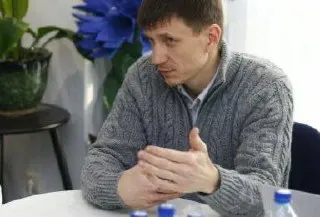 Тычинкин сменил на посту Анну Минькову, признанную виновной в мошенничестве; он родом из Краснодара и ранее работал в СМИ и органах власти края.