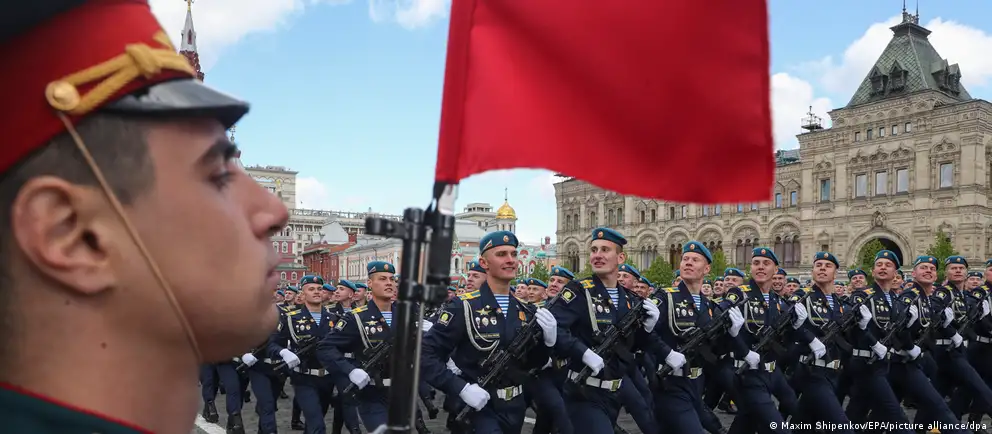 В 2026 году в ряде российских городов парады и салюты пройдут в сокращённом формате или отменены: техника не будет задействована на Красной площади, в регионах отменяют мероприятия. Объясняем причины решения и возможные политические последствия.