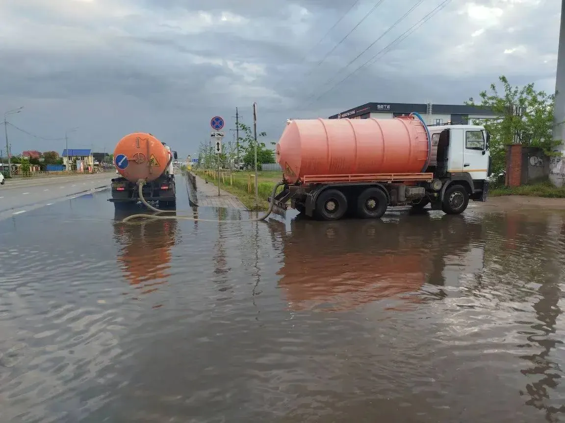 Ночью специализированные бригады откачивали воду в разных районах Краснодара. Работы продолжаются — синоптики предупреждают о сохранении дождей.