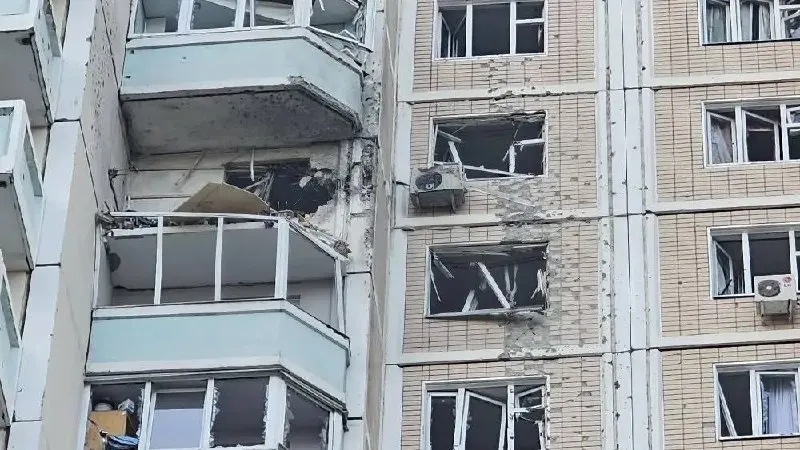 По данным властей, за ночь и утро по Москве и области зафиксированы сотни запусков БПЛА: в регионе — три погибших и несколько пострадавших. Минобороны заявляет о 556 сбитых беспилотниках по всей стране.