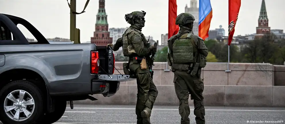 Российские власти отменили аккредитации, выданные зарубежным журналистам для освещения парада на Красной площади. Парад пройдёт в сокращённом формате без военной техники; в ряде регионов отменены массовые мероприятия на День Победы. Решения объясняют «текущей оперативной обстановкой» и угрозой атак беспилотников.