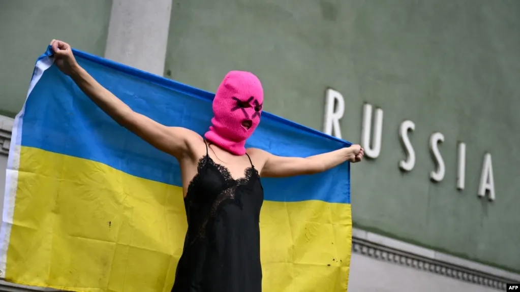 По обновлённому списку Росфинмониторинга панк‑сообщество Pussy Riot теперь числится как террористы и экстремисты. Напомним ключевые судебные решения и недавние акции коллектива за границей.