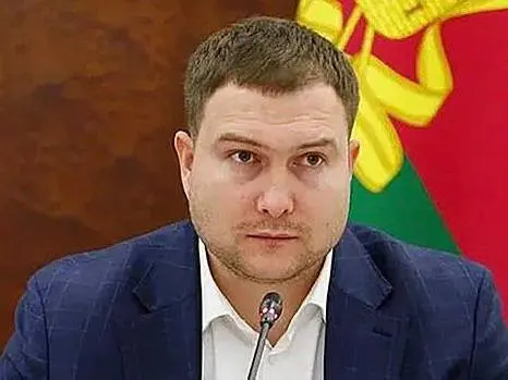 В Ленинском районном суде Краснодара 18 мая начнётся рассмотрение уголовного дела в отношении бывшего вице‑губернатора Александра Нестеренко. Его обвиняют в превышении полномочий при приёмке ремонта школы в Херсонской области; бюджету, по версии следствия, нанесён ущерб в десятки миллионов рублей.