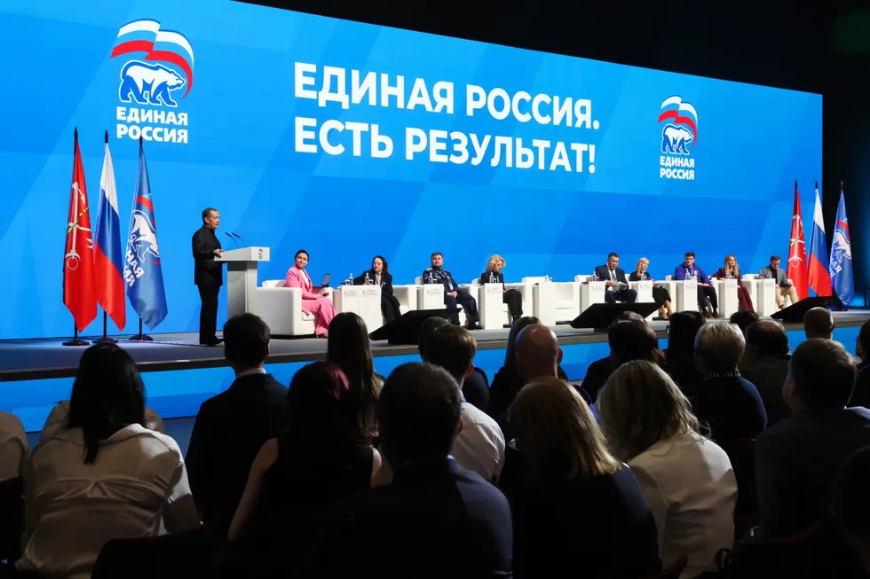 Администрация президента рекомендовала государственным и лояльным изданиям избегать слова «запрет» в заголовках и в тексте, заменяя его нейтральными формулировками и делая акцент на позитивных инициативах единороссов. Журналисты опасаются, что это осложнит информирование и создаст неопределённые заголовки.