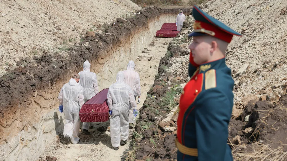 Аналитики, исследовав поимённые списки, реестр наследственных дел и судебную статистику, пришли к выводу, что с начала полномасштабного вторжения до конца 2025 года документально подтверждённый минимум погибших российских военнослужащих составляет 352 тысячи человек.