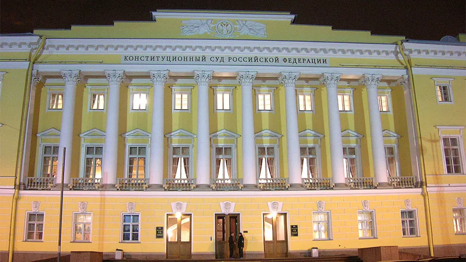 Председатель Конституционного суда считает коррупцию «конституционным деликтом» и выступает за отмену сроков исковой давности по антикоррупционным искам — позиция, которая подкрепляет практику изъятия частных активов в пользу государства.