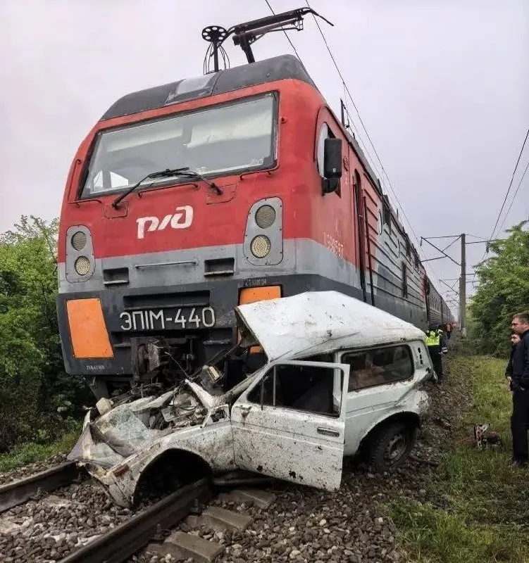 В Динском районе около 05:00 пассажирский поезд врезался в автомобиль, выехавший на рельсы. Водитель автомобиля скончался на месте, пассажир госпитализирован.
