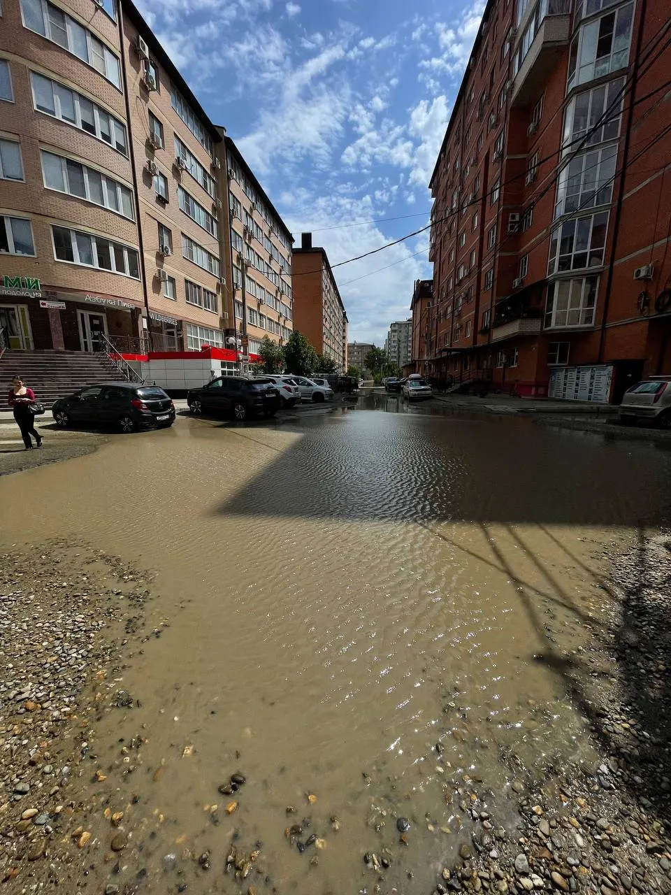 Водооткачивающая техника работает на ул. Ратной Славы и в микрорайоне Музыкальном. Заявки на откачку принимают по телефону Единой дежурно-диспетчерской службы: 8 (861) 214-33-36. Общественный транспорт курсирует в обычном режиме.