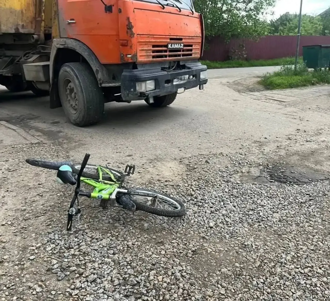 В поселке Индустриальный грузовик сбил 8-летнего велосипедиста на тротуаре. Ребенка доставили в больницу, где он скончался от полученных травм.