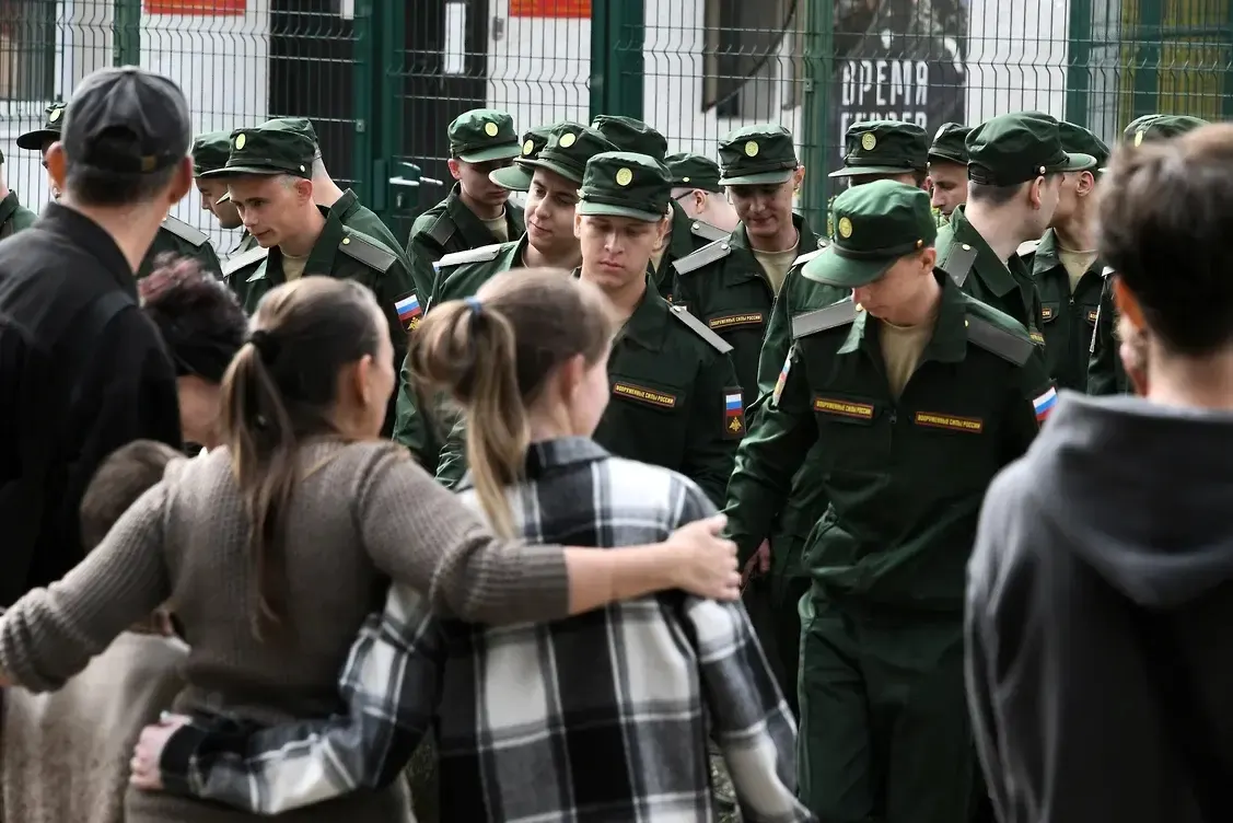 Группа из более чем 450 женщин намерена через суды оспорить положения нового закона, которые лишают выплат и льгот тех, у кого не было общего несовершеннолетнего ребёнка с погибшим партнёром. Первый иск уже направлен в Верховный суд.