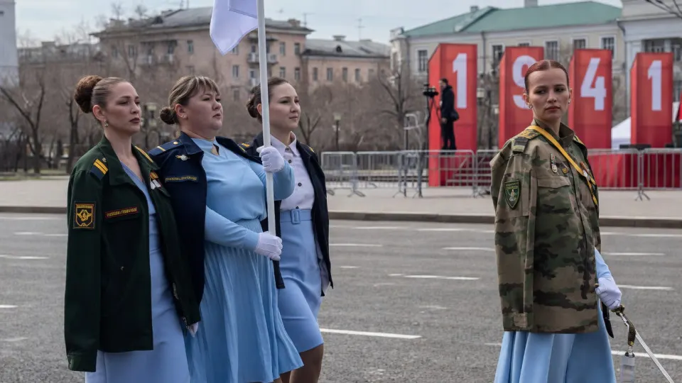 По центральной площади Читы прошли женщины в одинаковых кителях — жёны и матери погибших; в строю также были кадеты. Перед праздником в ряде регионов рекомендовали называть «парад» «торжественным прохождением».