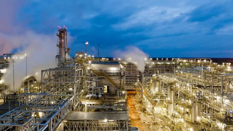 После удара беспилотников 5 мая нефтеперерабатывающий завод в Киришах не работает: повреждены ключевые технологические объекты, владелец объявил приостановку отгрузок и форс‑мажор.