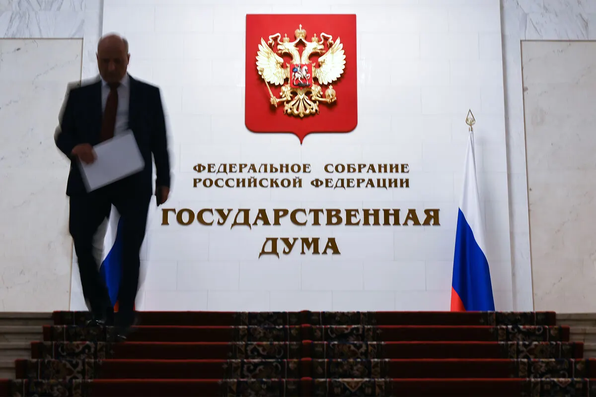 Депутаты намерены рассмотреть законопроект, позволяющий арестовывать имущество россиян, покинувших страну, за ряд конкретных преступлений против государства.